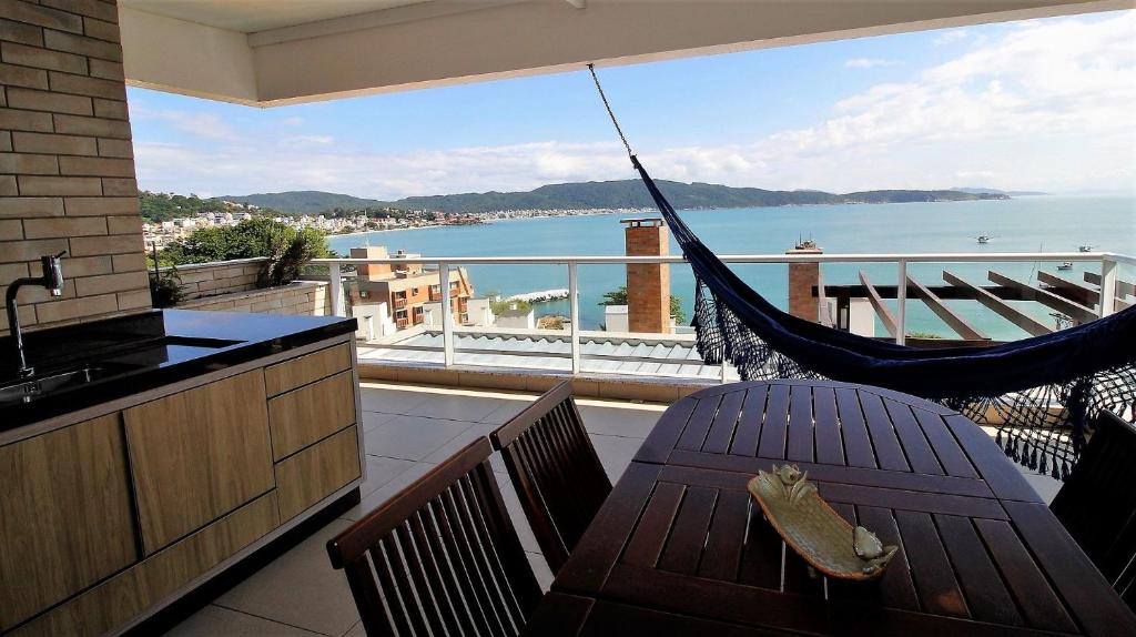balcón con hamaca y vistas al agua en 1080 - Apartamento com vista para o mar em Bombinhas, en Bombinhas