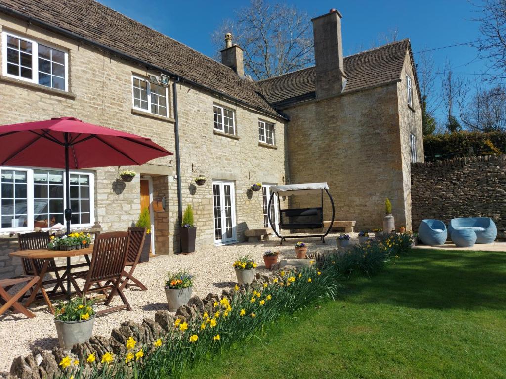 Zahrada ubytování Thames Head Wharf - Historic Cotswold Cottage with Stunning Countryside Views