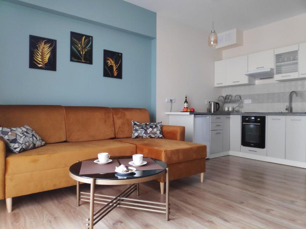 sala de estar con sofá y mesa en Apartament HELLADA, en Krynica-Zdrój