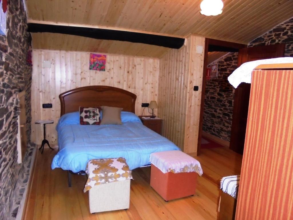 a bedroom with a bed in a cabin at O Chaleciño in Samos