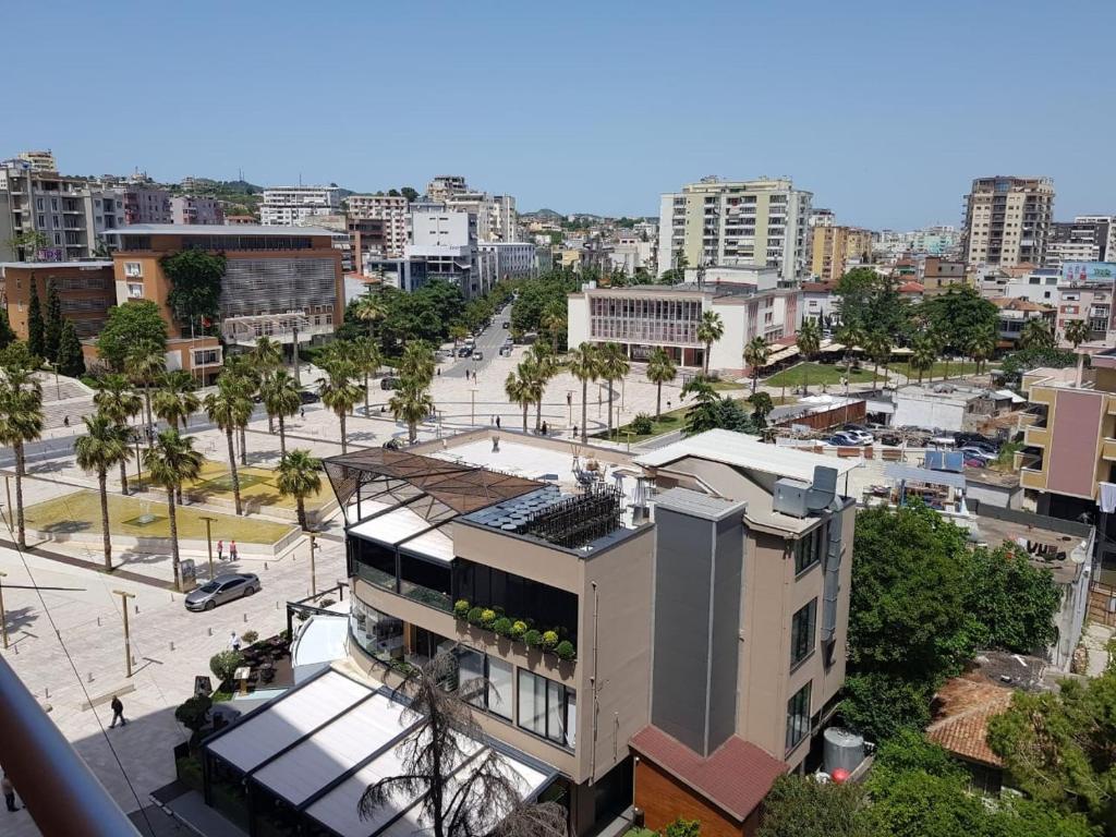 eine Luftansicht einer Stadt mit einem Gebäude in der Unterkunft Main square apartment in Durrës