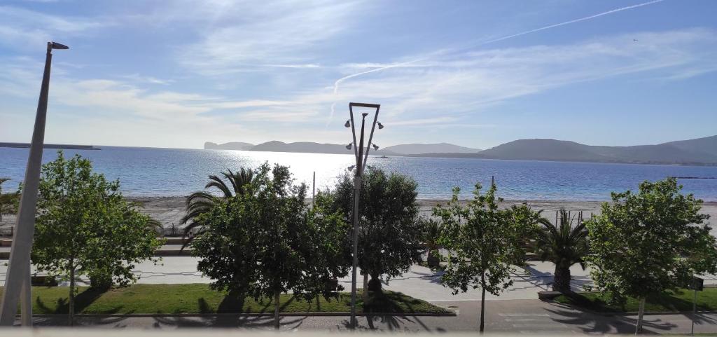 widok na plażę i ocean w obiekcie Giosuero Beach w mieście Alghero