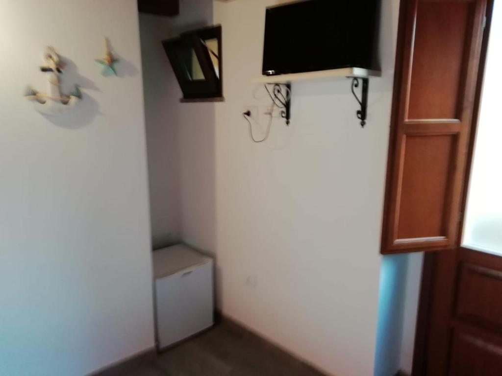 TV a/nebo společenská místnost v ubytování S'apposenteddu Affittacamere del Ristorante da Stefano