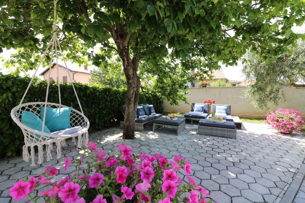 Ogród w obiekcie Holiday Homes in Porec/Istrien 10143