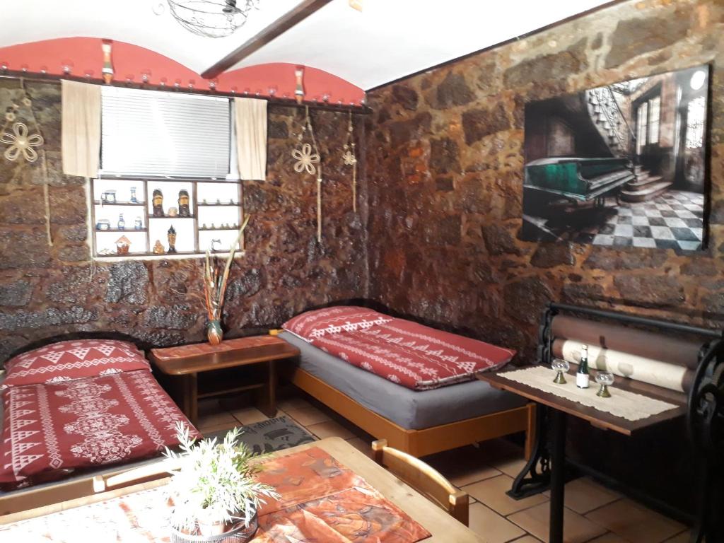 Pokój z kanapą, stołem i ławką w obiekcie Penzion Romance w mieście Vyšší Brod