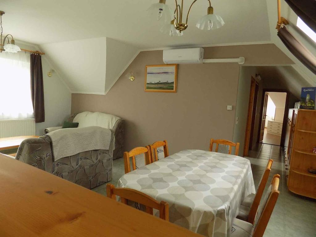 - un salon avec une table et une salle à manger dans l'établissement Apartment in Gyenesdias/Balaton 33084, à Gyenesdiás