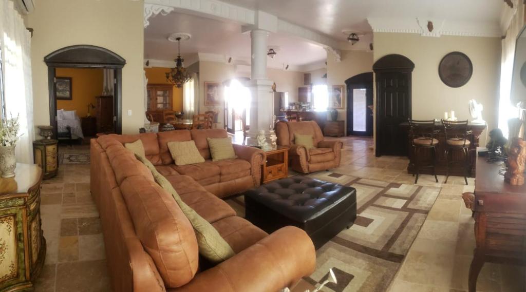 sala de estar amplia con sofá y mesa en Maria's Place, Puerto Peñasco, Oriente, en Puerto Peñasco