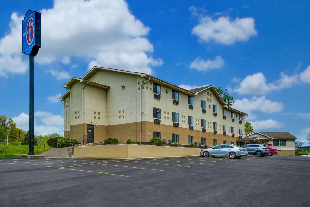 um edifício com um carro estacionado num parque de estacionamento em Motel 6-Montoursville, PA em Williamsport