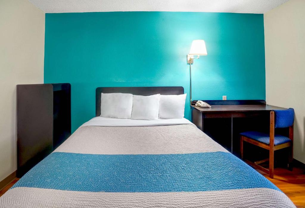 Motel 6-Montoursville, PA - Williamsport - King Room - Non-Smoking