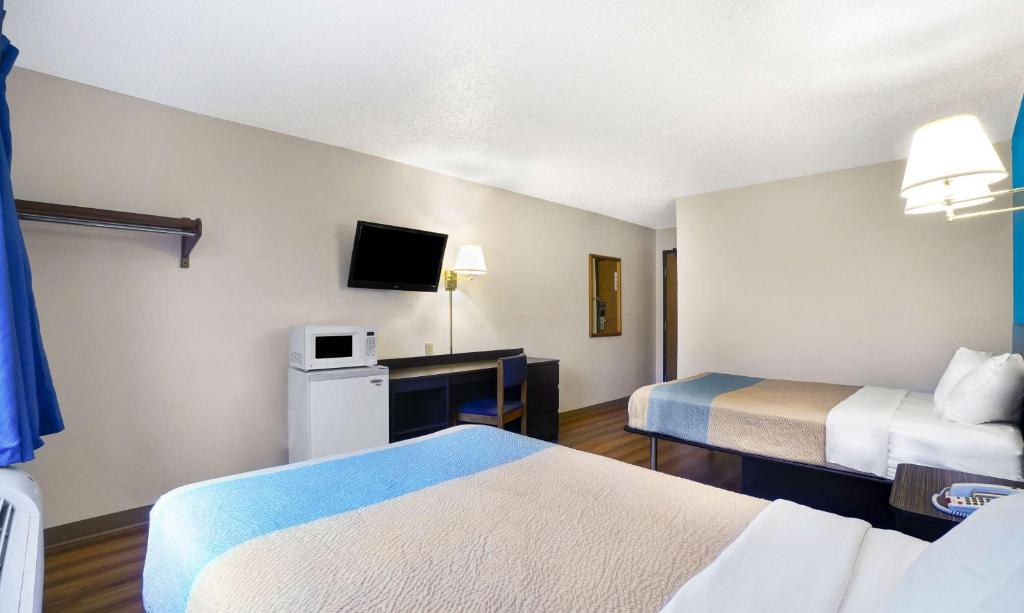 Motel 6-Montoursville, PA - Williamsport - Deluxe Quadruple Room - Smoking