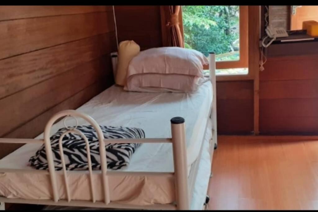 Un pat sau paturi într-o cameră la Private Villa Dekke Boru, Bogor