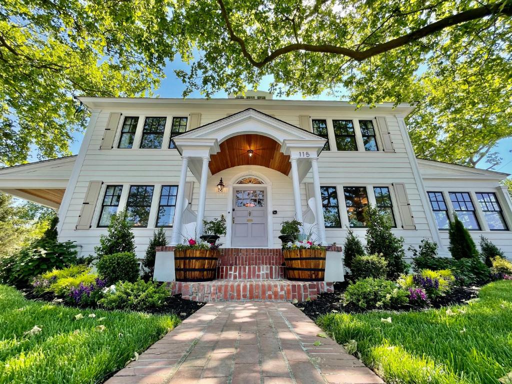 une maison blanche avec un chemin devant elle dans l'établissement Buttonwood Boutique Hotel, à West Cape May