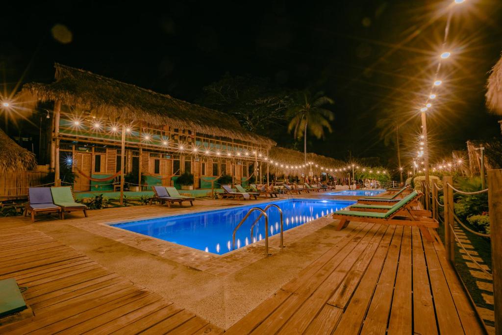 Bazén v ubytování Tiki Hut Hostel nebo v jeho okolí