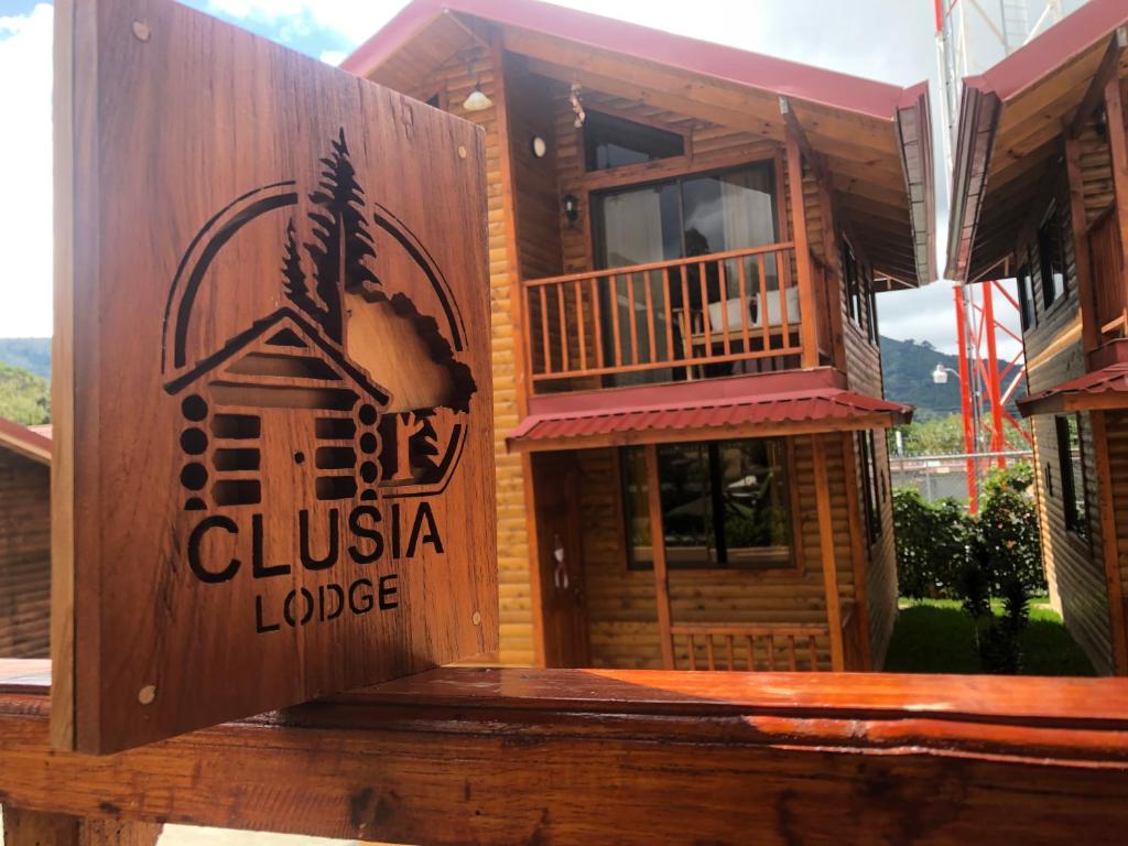 un edificio de madera con un cartel que lee cluska lodge en Clusia Lodge, en Copey