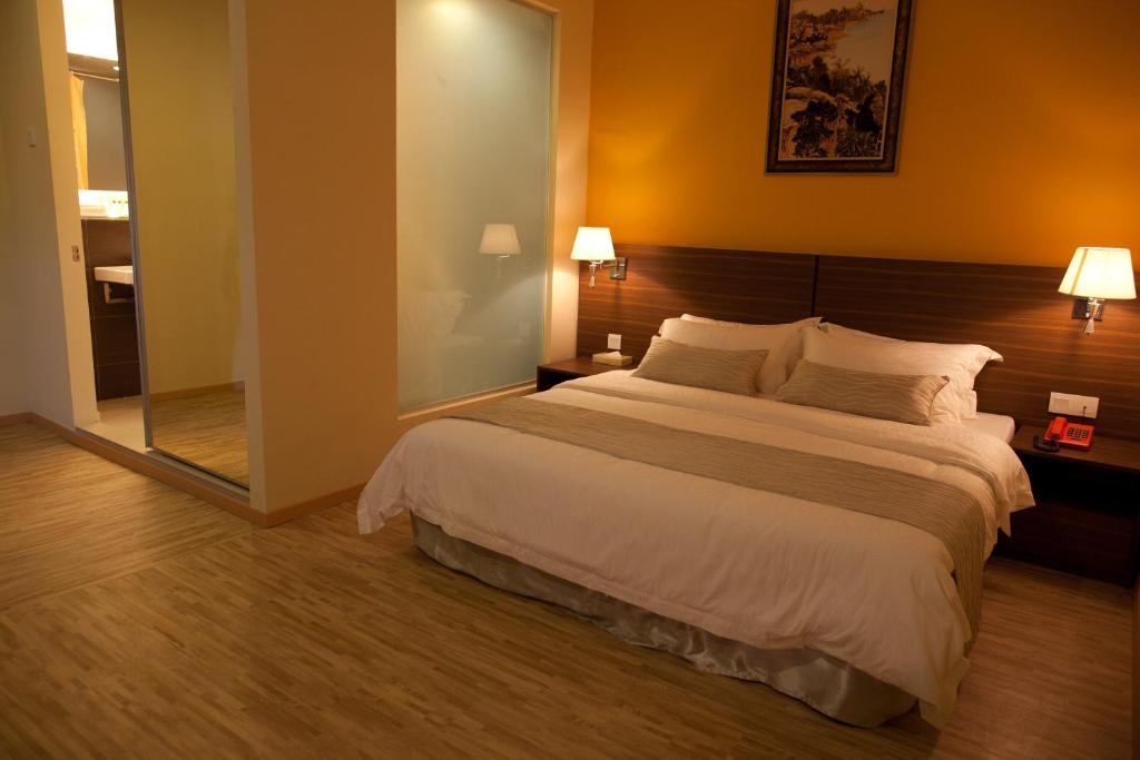 Postel nebo postele na pokoji v ubytování Pine Tree Hotel