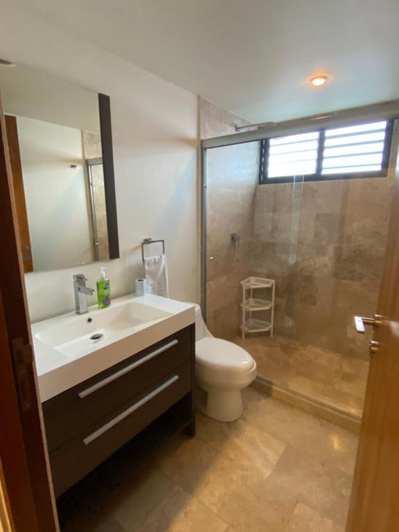 Un baño de Del Parque Suites