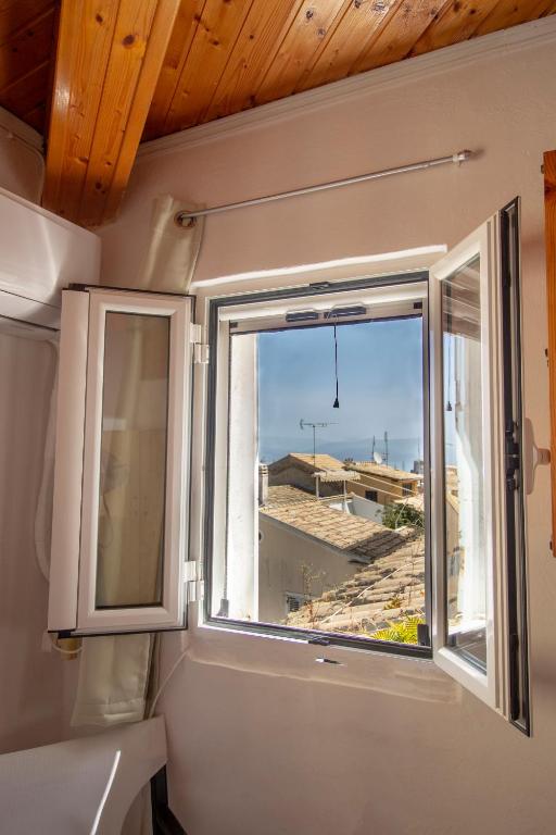 A bathroom at Studio attic in Corfu Town centre
