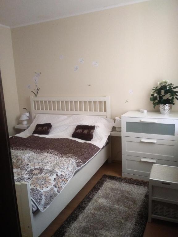 sypialnia z łóżkiem z biurkiem i komodą w obiekcie CAPPUCCINO CENTRUM Apartman w mieście Kaposvár