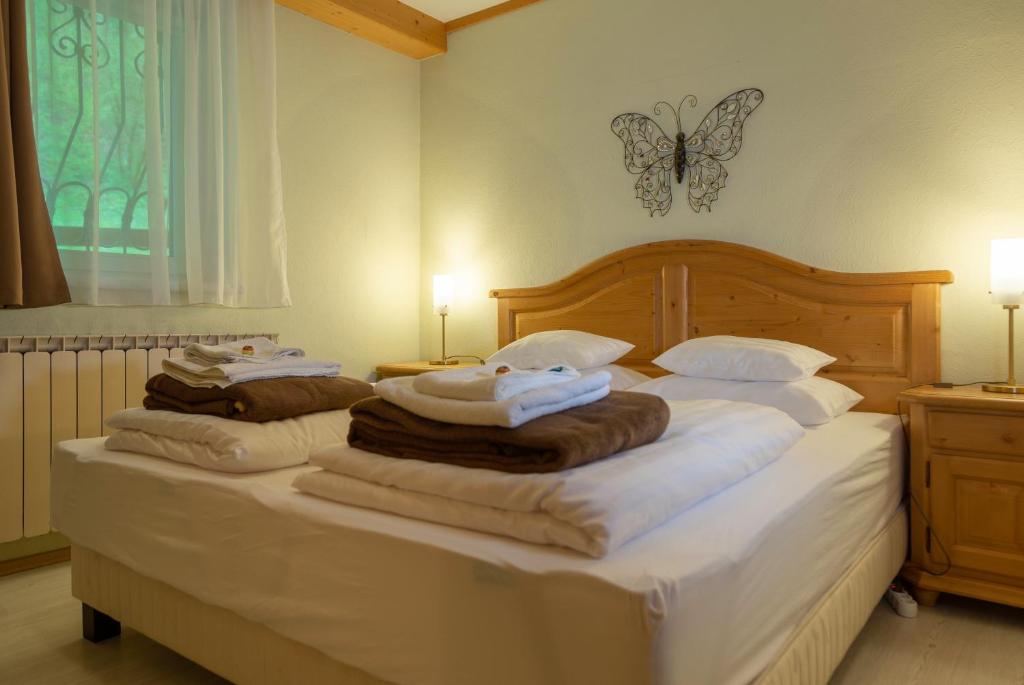 Postel nebo postele na pokoji v ubytování Four Seasons Lodge