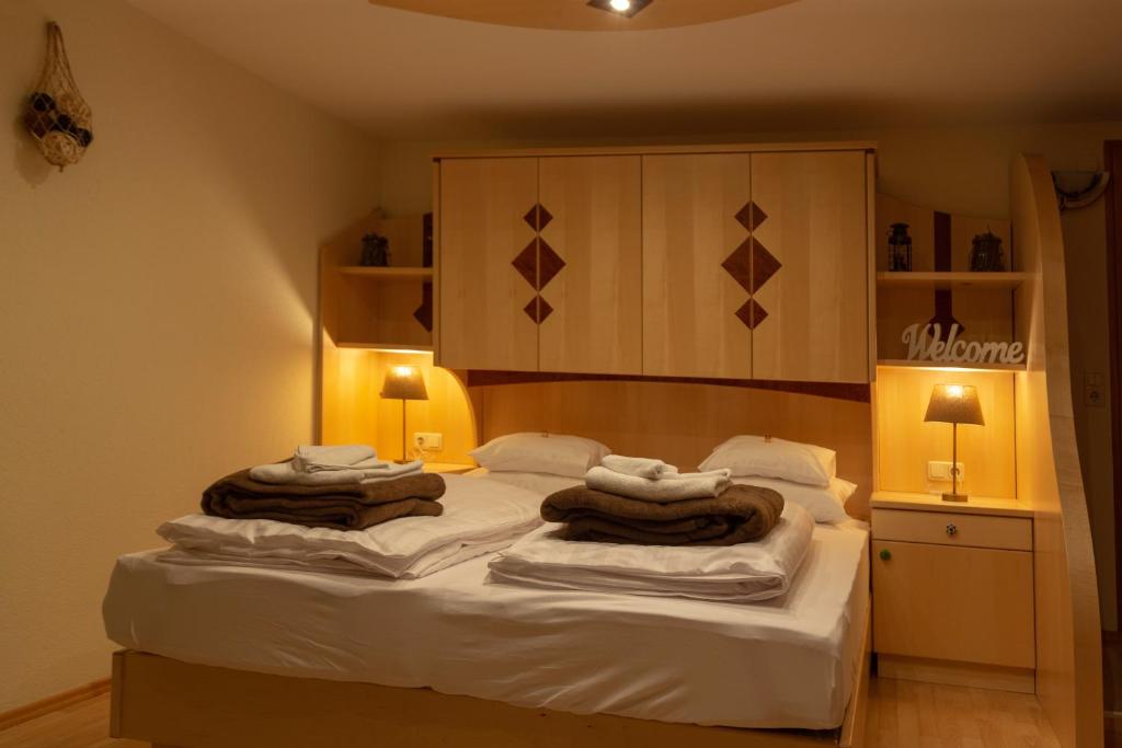 Postel nebo postele na pokoji v ubytování Four Seasons Lodge