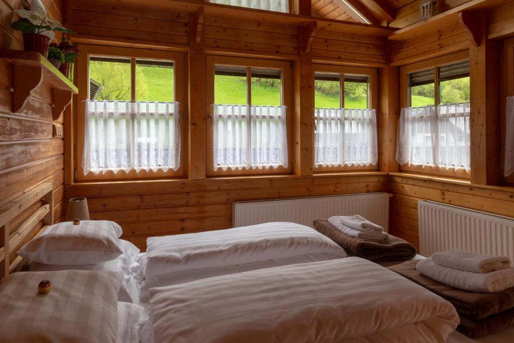 Postel nebo postele na pokoji v ubytování Four Seasons Lodge
