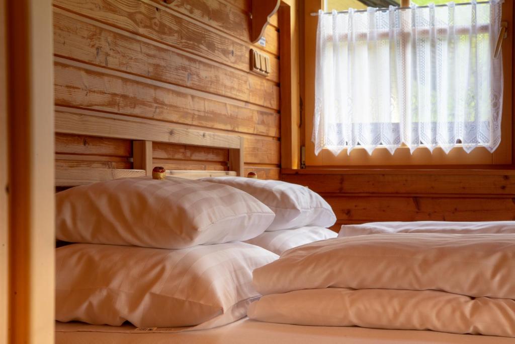 Postel nebo postele na pokoji v ubytování Four Seasons Lodge