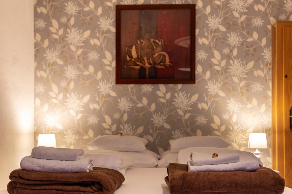 Postel nebo postele na pokoji v ubytování Four Seasons Lodge