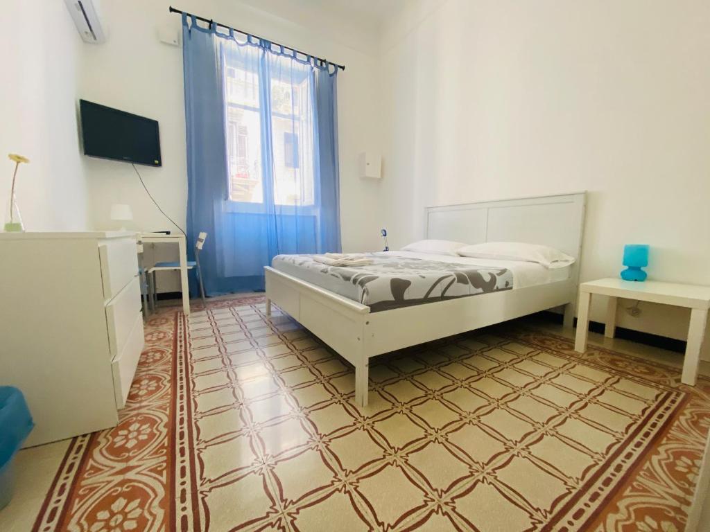 パレルモにあるLiolà Home Palermoのベッドルーム1室(ベッド1台、窓、ラグ付)