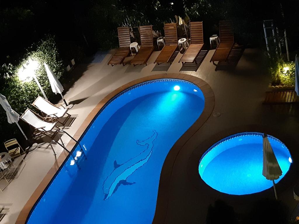 Bazén v ubytování Ioli Apartments nebo v jeho okolí