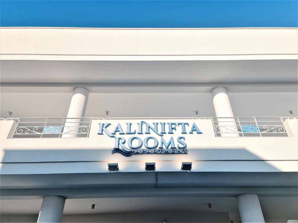 una señal para las habitaciones Kaltifa en un edificio en Kalinifta Rooms Apartment, en Torre Lapillo