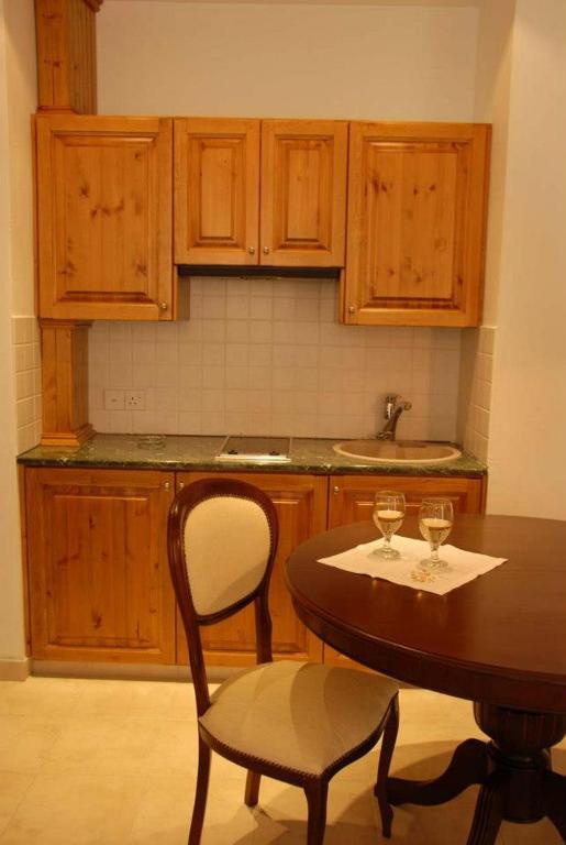 Kuchyň nebo kuchyňský kout v ubytování Vengera Suites