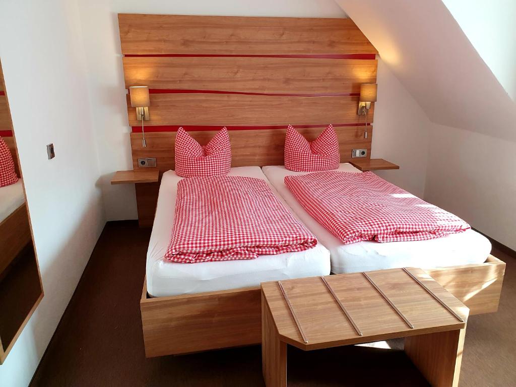 Postel nebo postele na pokoji v ubytování Gasthof Alte Schreinerei