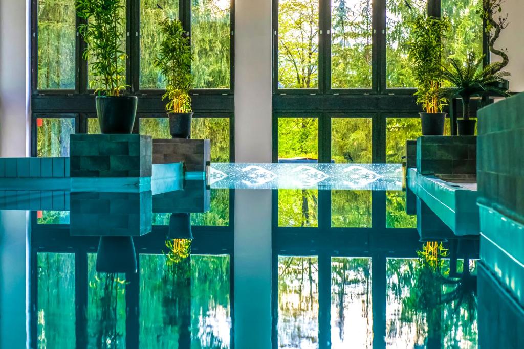 Bazén v ubytování Oxigén Family Hotel Noszvaj nebo v jeho okolí