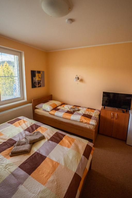 Postel nebo postele na pokoji v ubytování Pension V lukách
