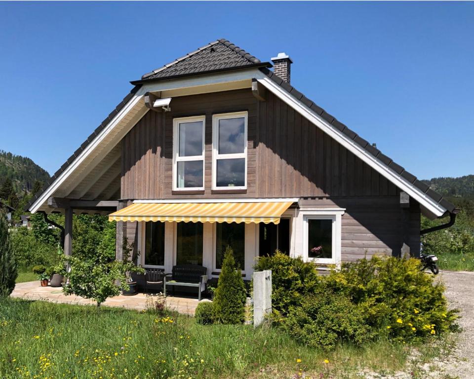 a small house with a black roof at Ferienwohnung Lechglück in Pflach