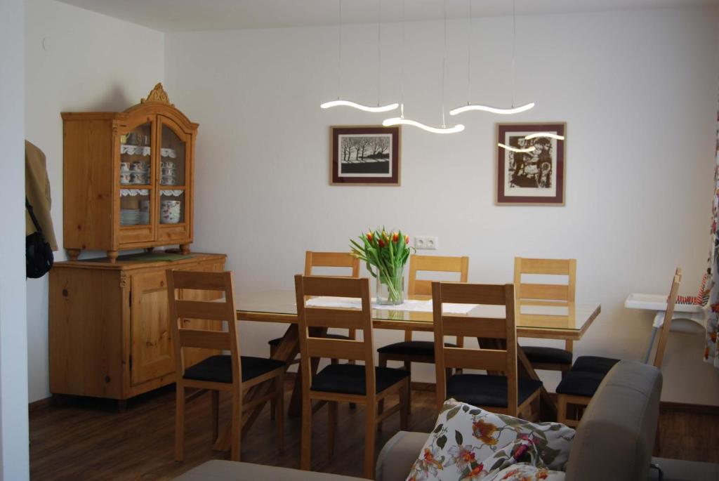 comedor con mesa y sillas en Ferienwohnung Polzer en Hörmanns bei Weitra