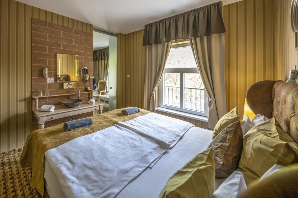 Postel nebo postele na pokoji v ubytování Oxigén Family Hotel Noszvaj