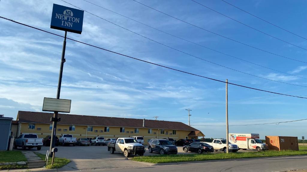 una señal de no estacionar frente a un estacionamiento en Newton Inn, en Newton