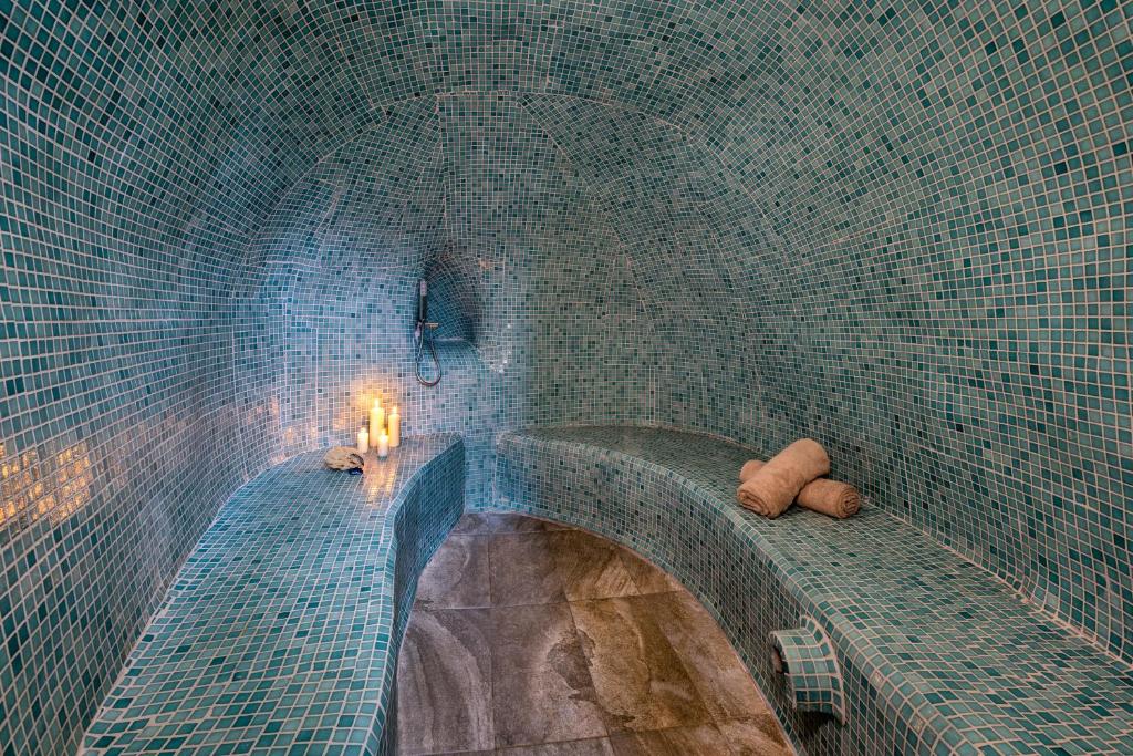 Fotografie z fotogalerie ubytování Mystagoge cave pool/jacuzzi, cellar and hammam v destinaci Vóthon