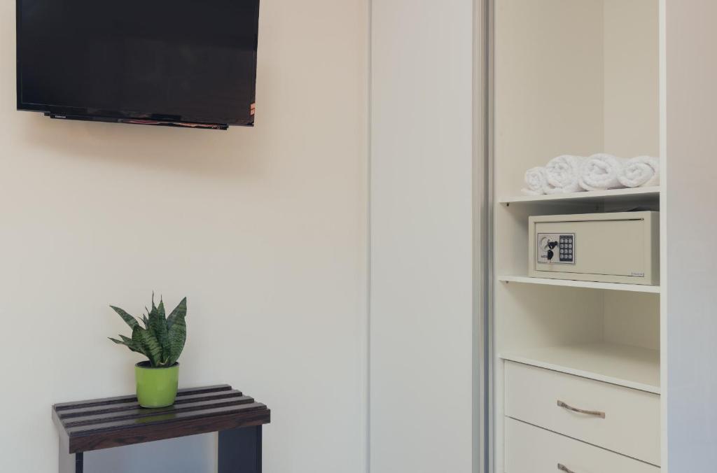 TV a/nebo společenská místnost v ubytování Centro Studios & Apartments