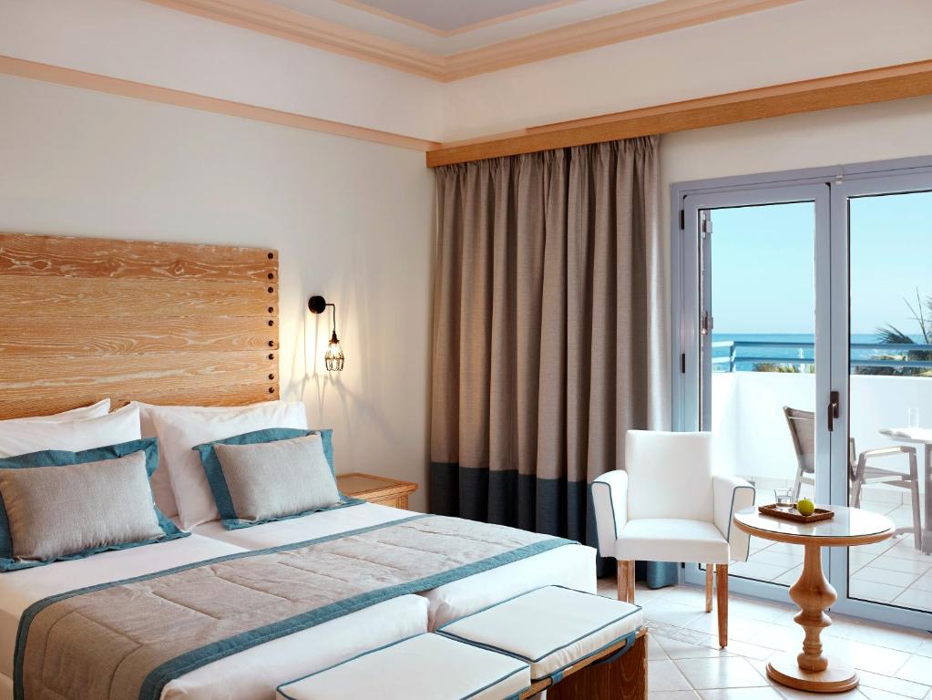 Postel nebo postele na pokoji v ubytování Mitsis Rodos Village