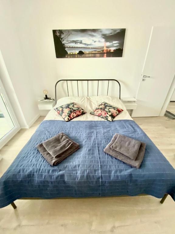 Postel nebo postele na pokoji v ubytování Rodzinny Apartament Platany Centrum