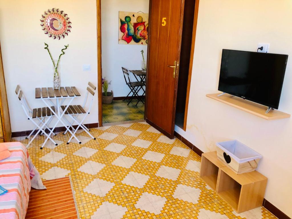 Televízia a/alebo spoločenská miestnosť v ubytovaní La Terrazza Sul Mar Mediterraneo