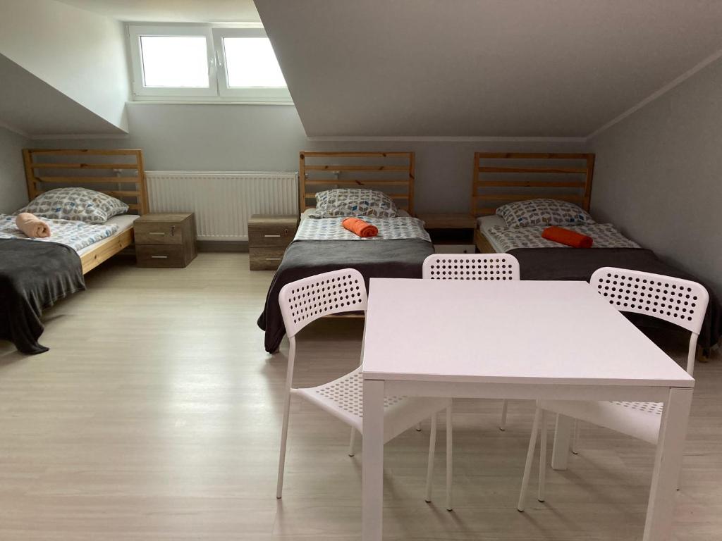 Hostelik Przy Przystanku - Triple Room With Private Bathroom