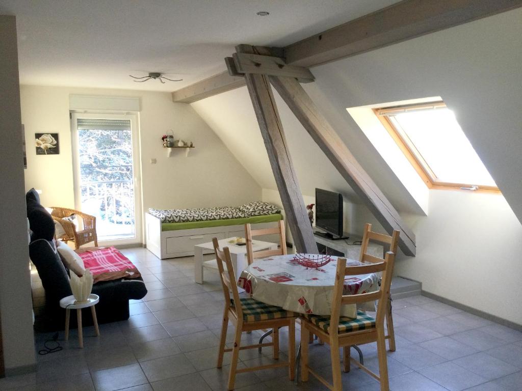 TV a/nebo společenská místnost v ubytování Appartement cosy à Lohr, 45 m² avec parking inclus