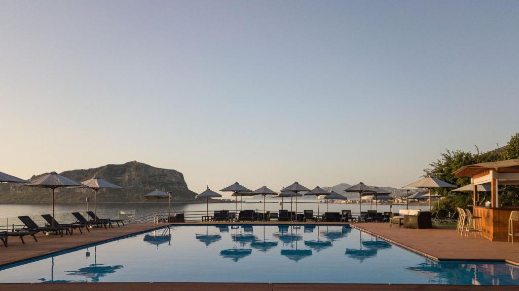 Bazén v ubytování ALKINOI RESORT AND SPA nebo v jeho okolí
