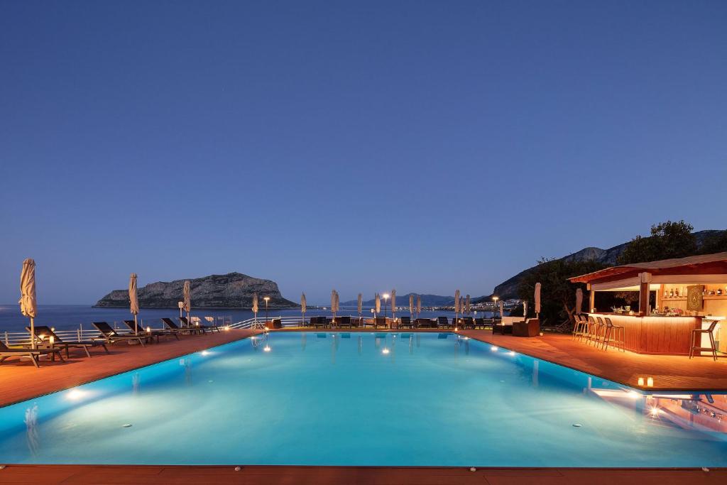 Bazén v ubytování ALKINOI RESORT AND SPA nebo v jeho okolí