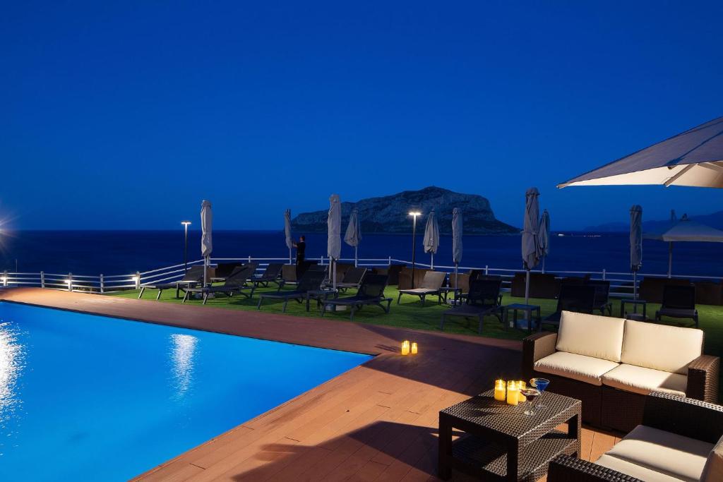 Bazén v ubytování ALKINOI RESORT AND SPA nebo v jeho okolí