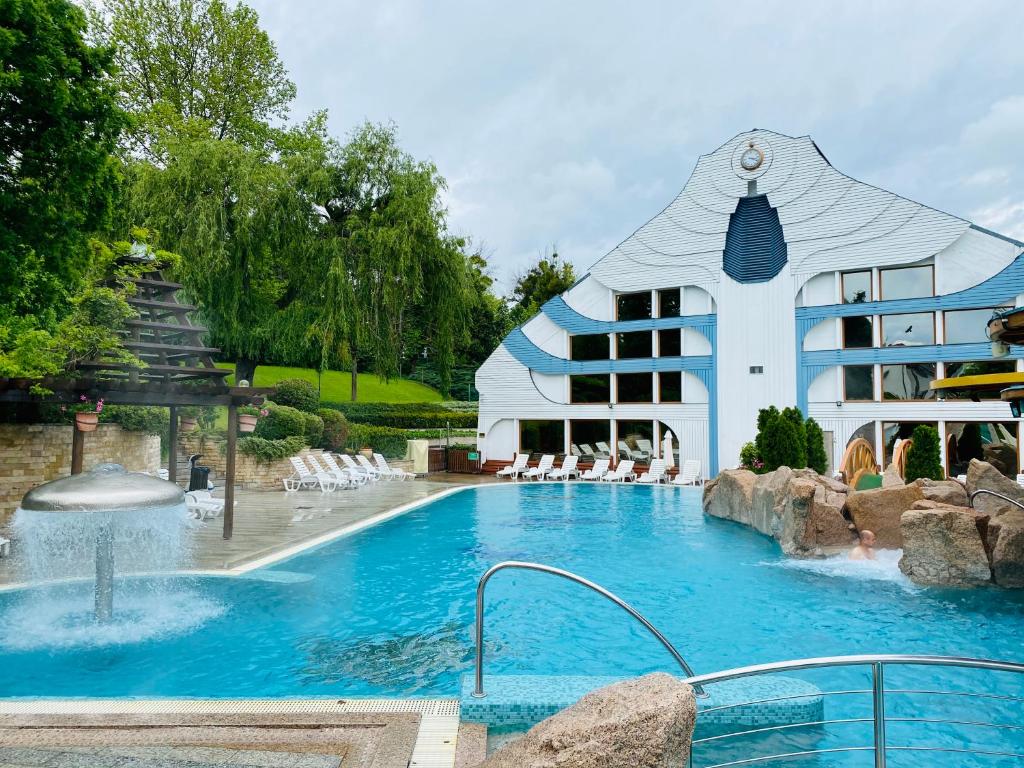 Bazén v ubytovaní Spa Residence Carbona Apartman 104 alebo v jeho blízkosti