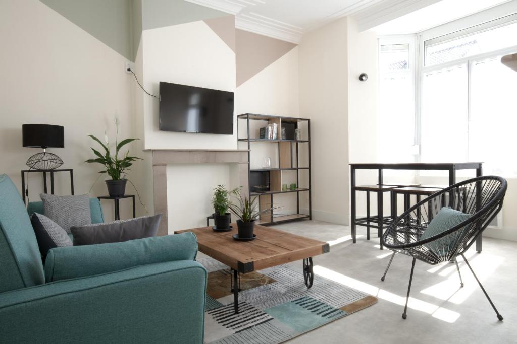 un salon avec un canapé et une table dans l'établissement Résidence Cawikima - Carla House, à Boulogne-sur-Mer